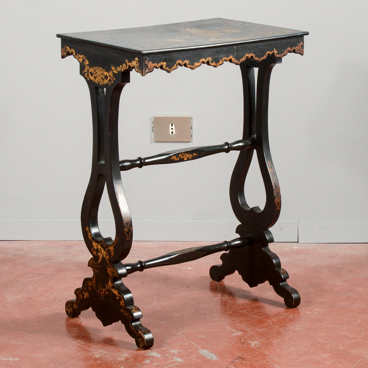 Tavolino laccato nero con decori floreali  epoca 1880 stile Edoardiano