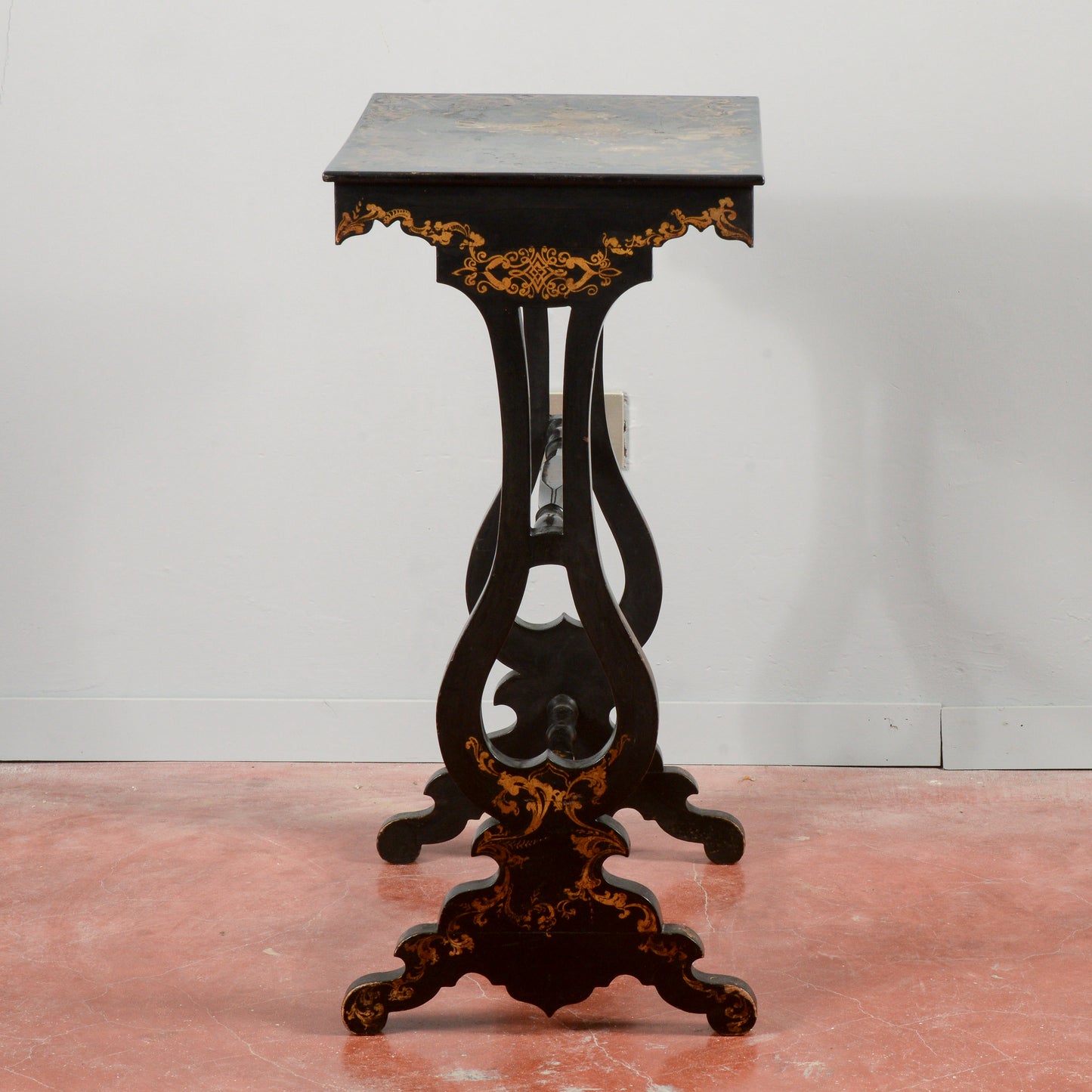 Tavolino laccato nero con decori floreali  epoca 1880 stile Edoardiano