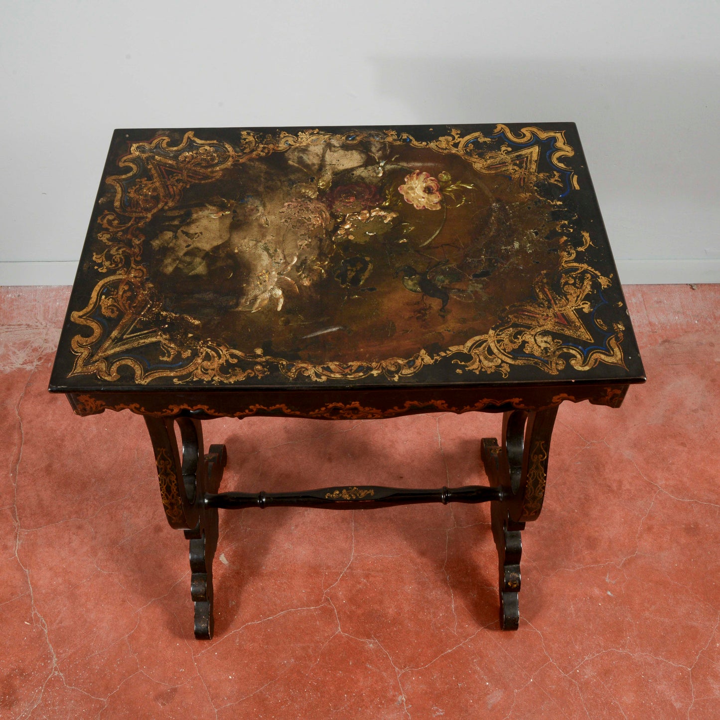Tavolino laccato nero con decori floreali  epoca 1880 stile Edoardiano