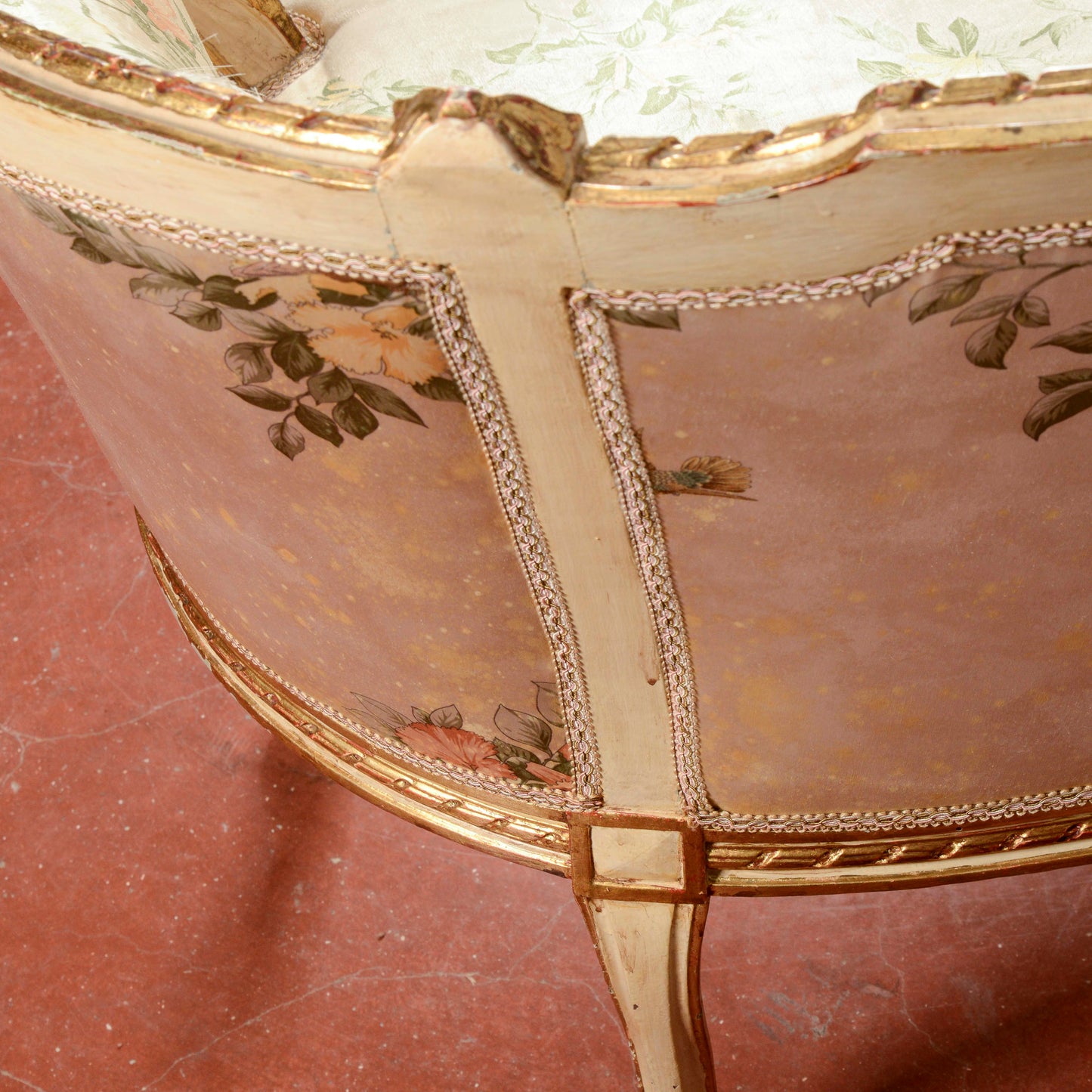 Divanetto a pozzetto veneziano rivestito in seta Napoleone III