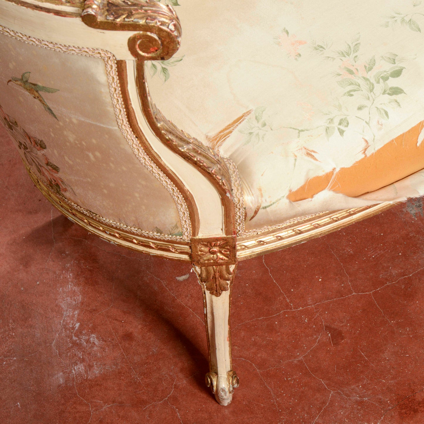 Divanetto a pozzetto veneziano rivestito in seta Napoleone III