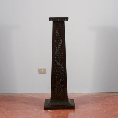 Colonna in legno ebanizzato e inciso sul fronte  Italia 1920