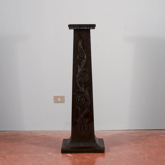 Colonna in legno ebanizzato e inciso sul fronte  Italia 1920