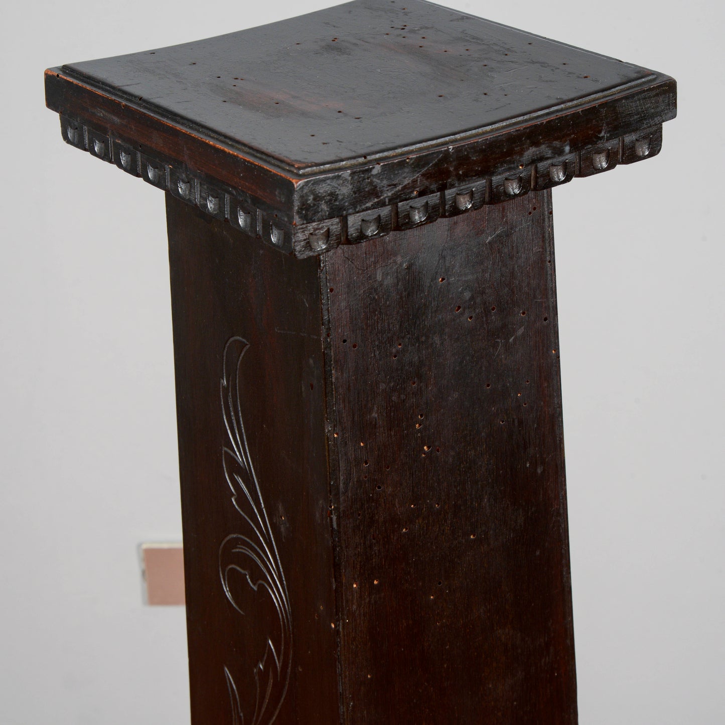 Colonna in legno ebanizzato e inciso sul fronte  Italia 1920