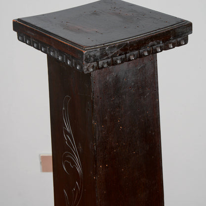 Colonna in legno ebanizzato e inciso sul fronte  Italia 1920