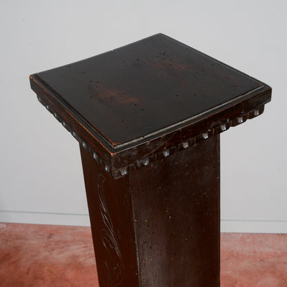 Colonna in legno ebanizzato e inciso sul fronte  Italia 1920