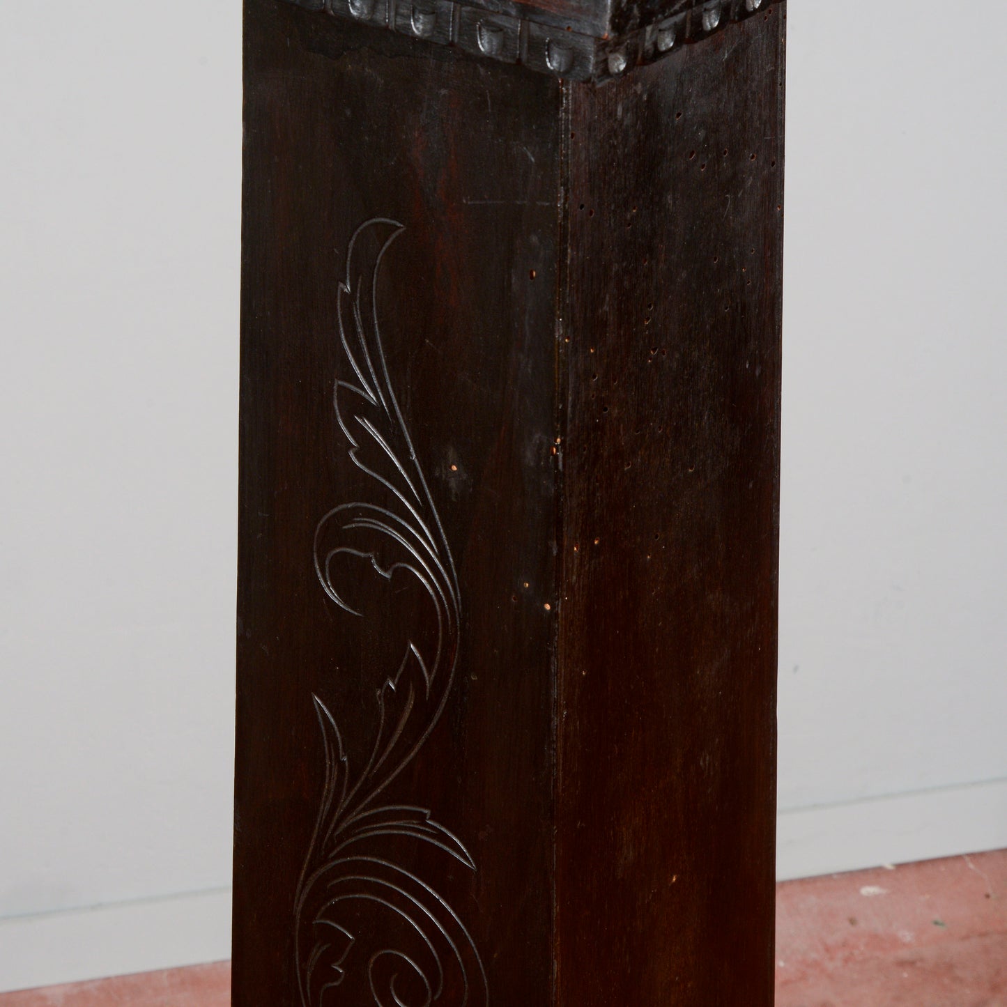 Colonna in legno ebanizzato e inciso sul fronte  Italia 1920