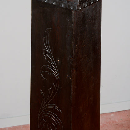 Colonna in legno ebanizzato e inciso sul fronte  Italia 1920