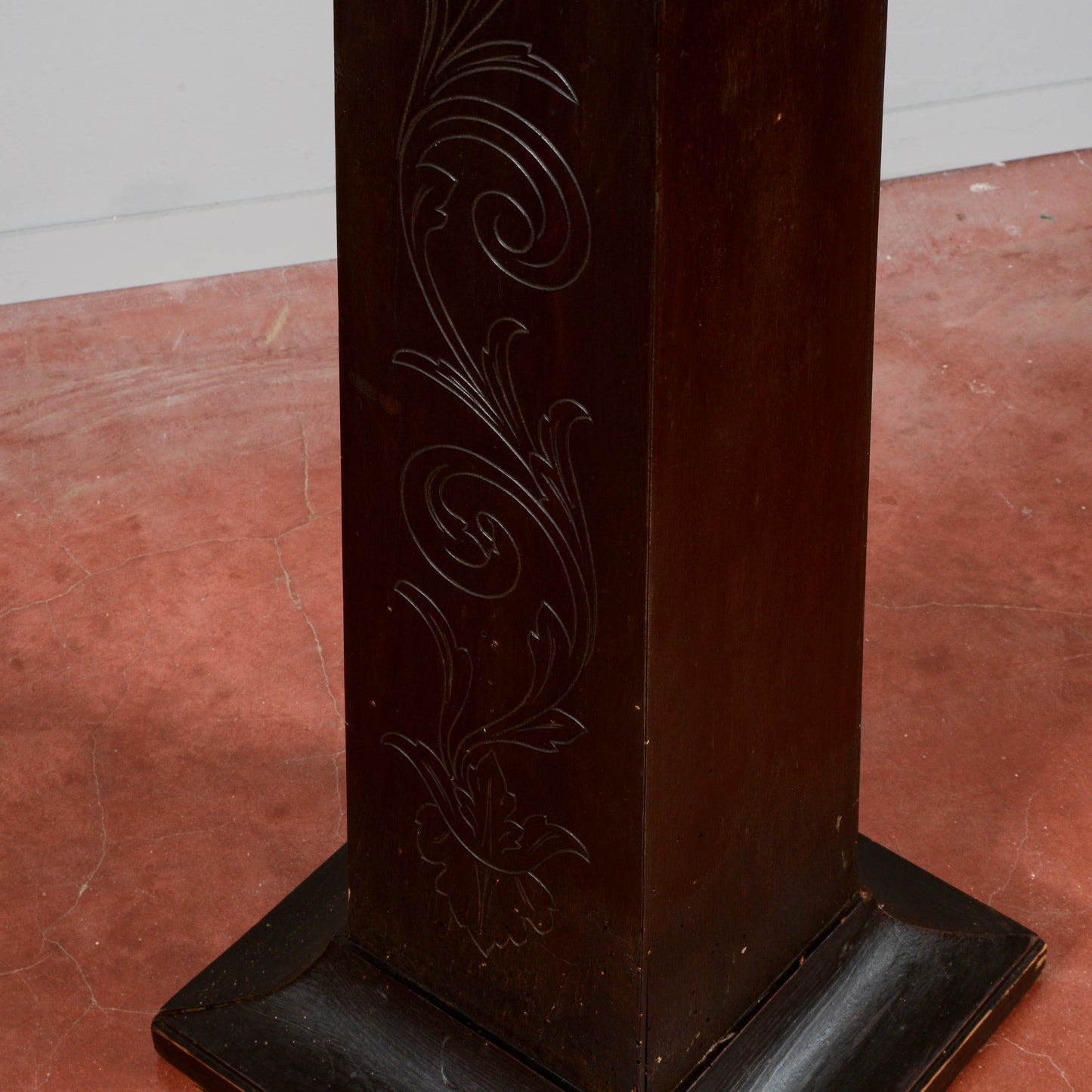 Colonna in legno ebanizzato e inciso sul fronte  Italia 1920