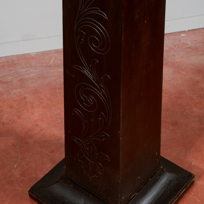 Colonna in legno ebanizzato e inciso sul fronte  Italia 1920