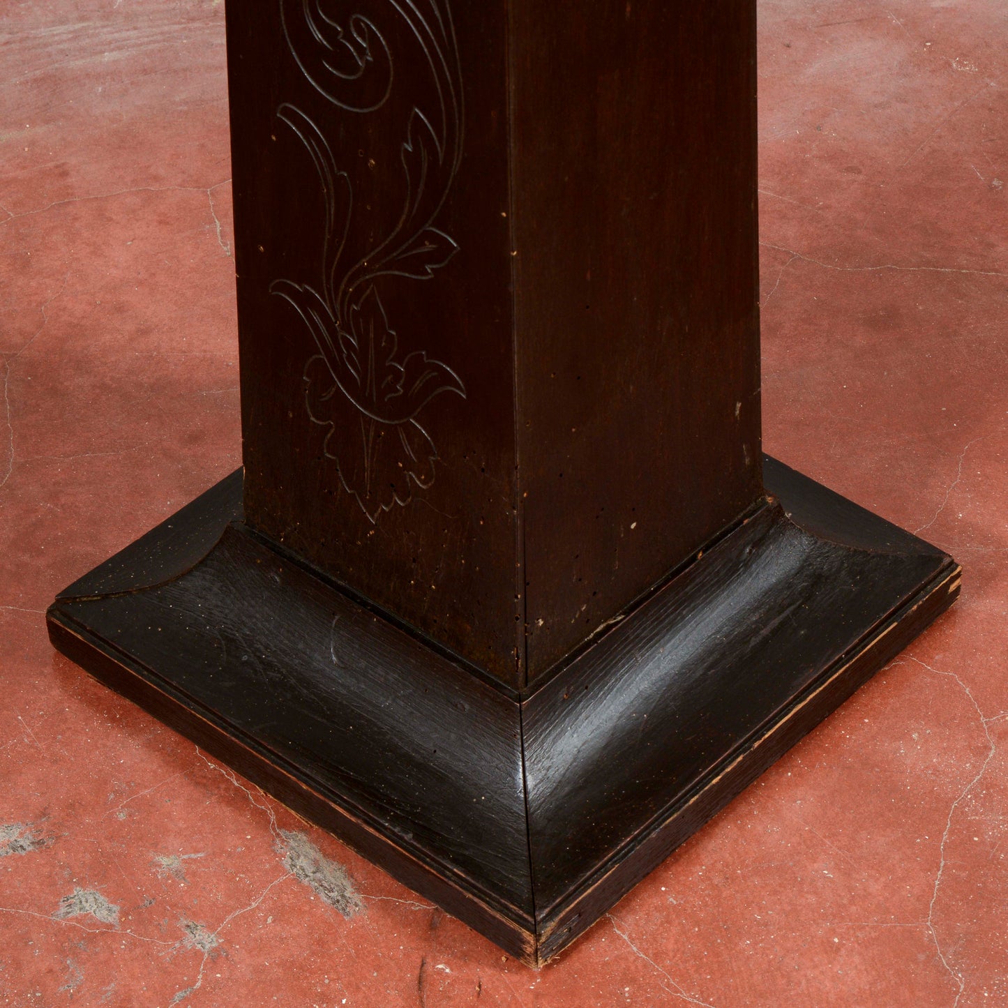 Colonna in legno ebanizzato e inciso sul fronte  Italia 1920