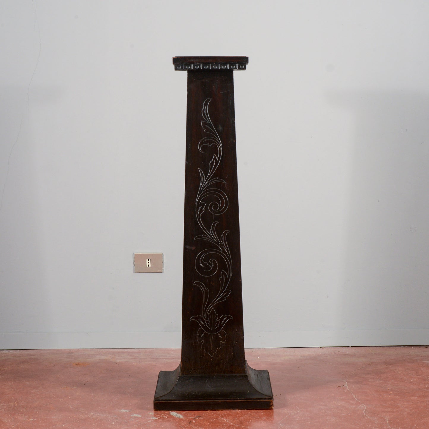Colonna in legno ebanizzato e inciso sul fronte  Italia 1920