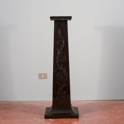 Colonna in legno ebanizzato e inciso sul fronte  Italia 1920