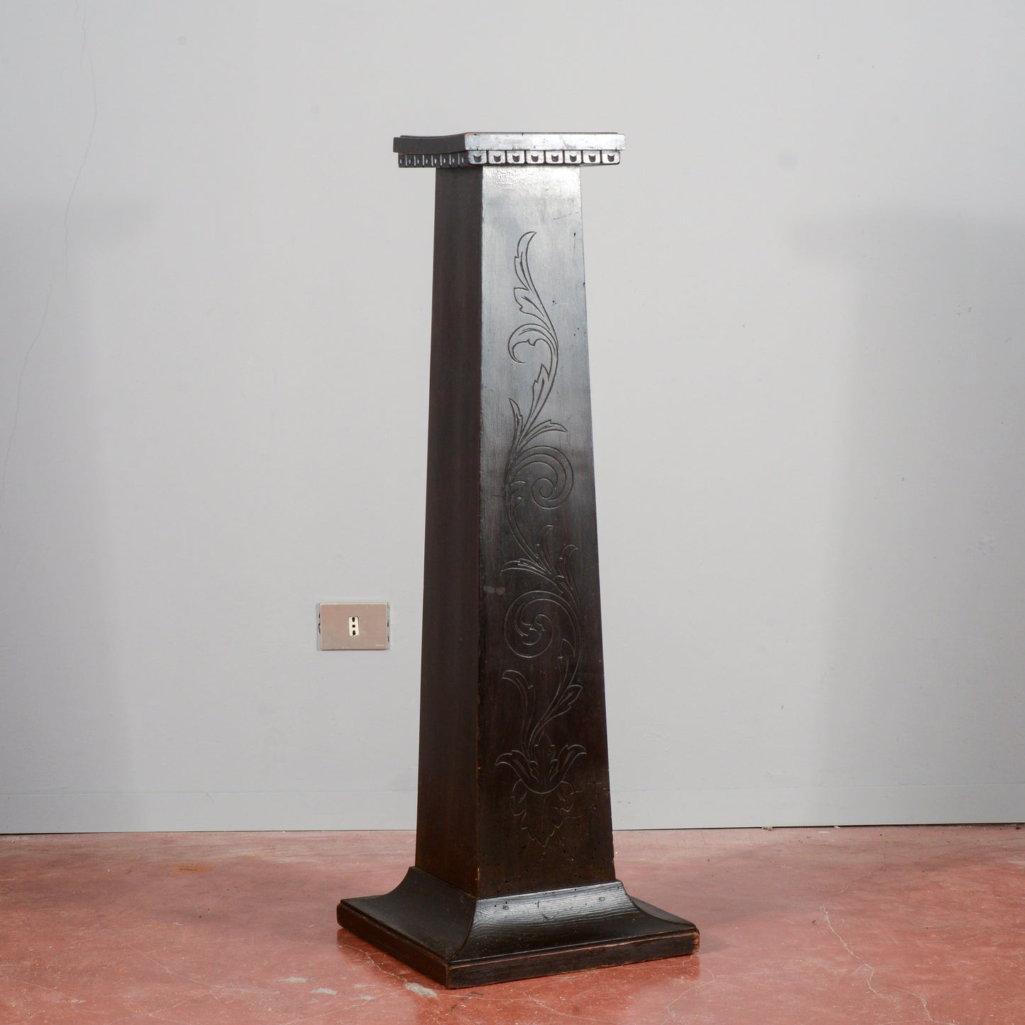 Colonna in legno ebanizzato e inciso sul fronte  Italia 1920