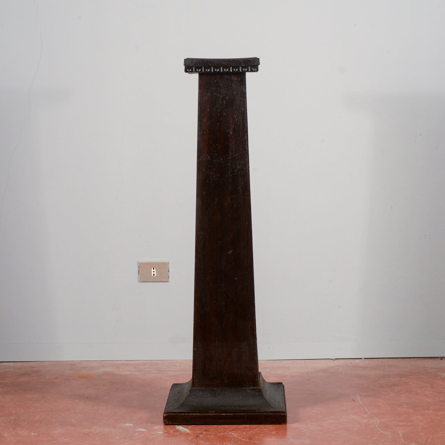 Colonna in legno ebanizzato e inciso sul fronte  Italia 1920