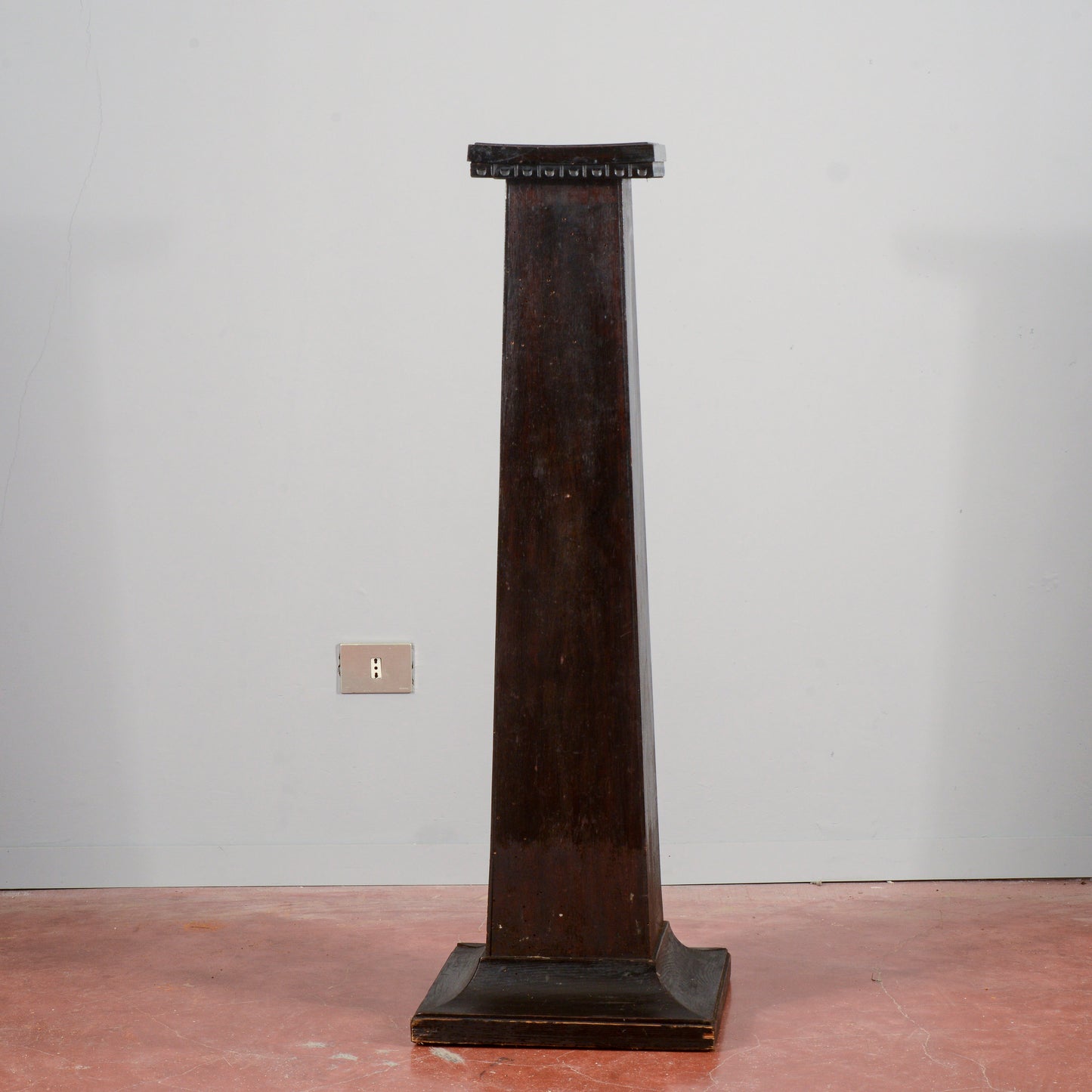 Colonna in legno ebanizzato e inciso sul fronte  Italia 1920