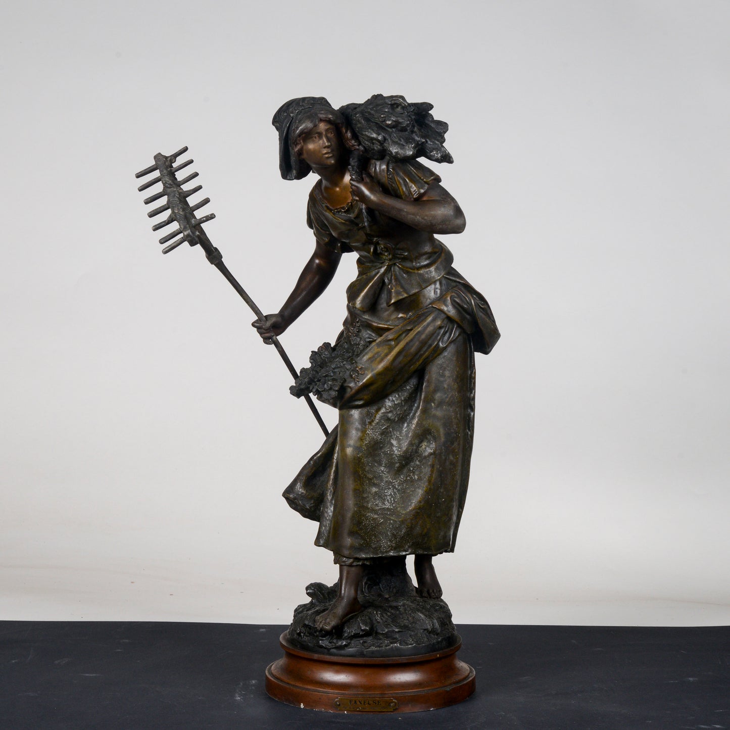 Scultura in metallo firmata Auguste Moreau Faneuse  la mietritrice