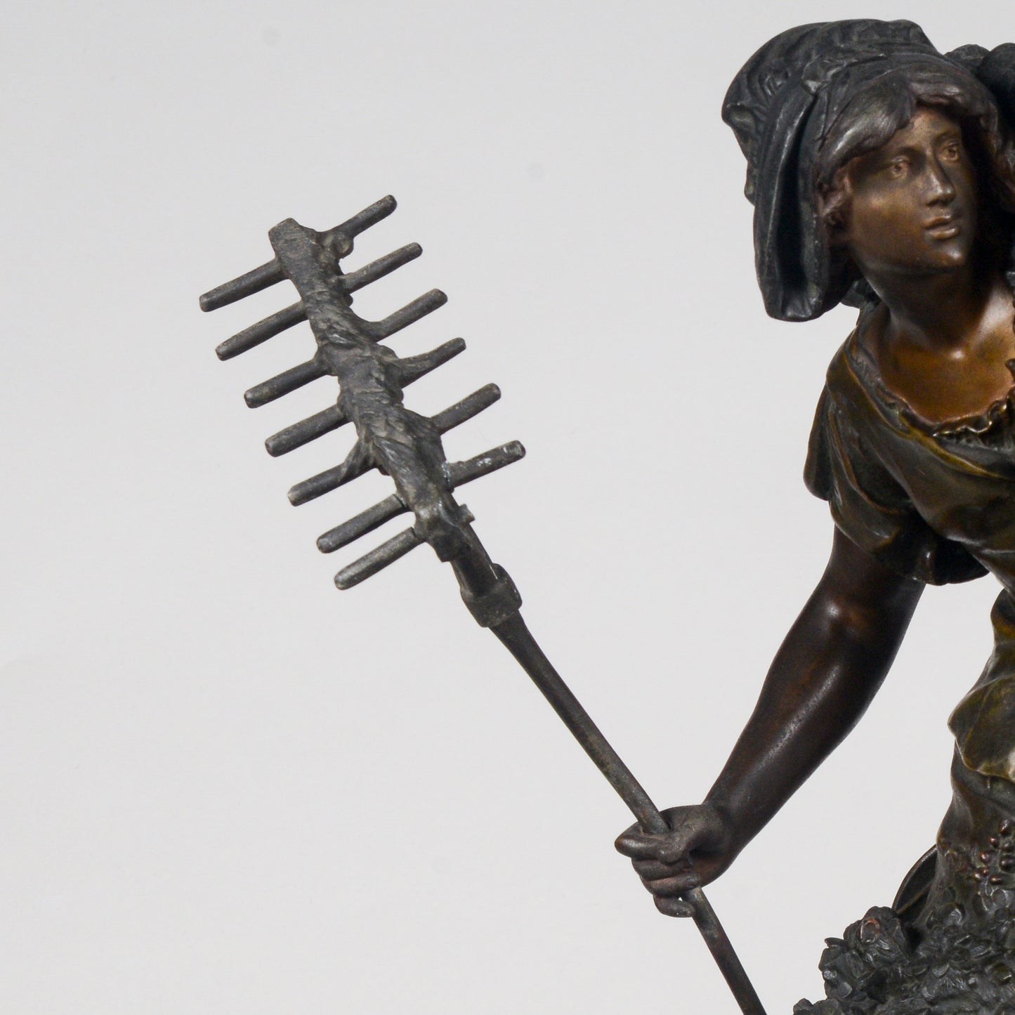 Scultura in metallo firmata Auguste Moreau Faneuse  la mietritrice