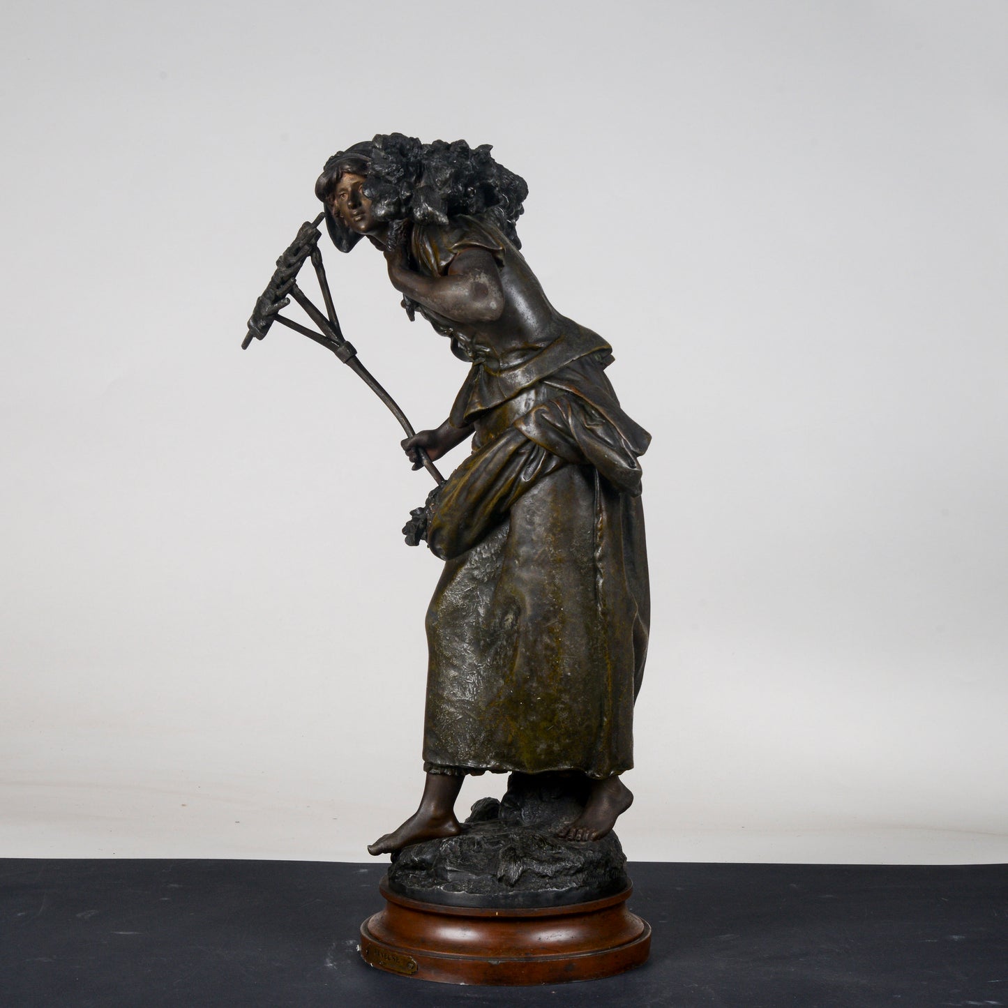 Scultura in metallo firmata Auguste Moreau Faneuse  la mietritrice