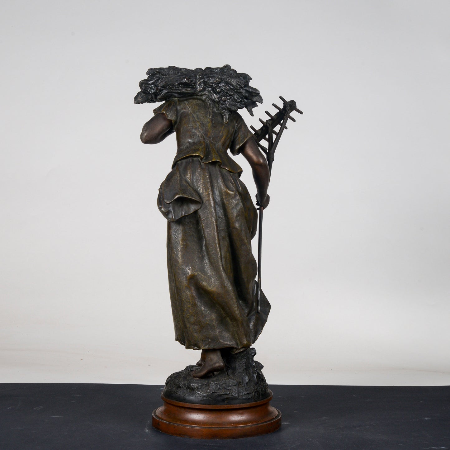 Scultura in metallo firmata Auguste Moreau Faneuse  la mietritrice