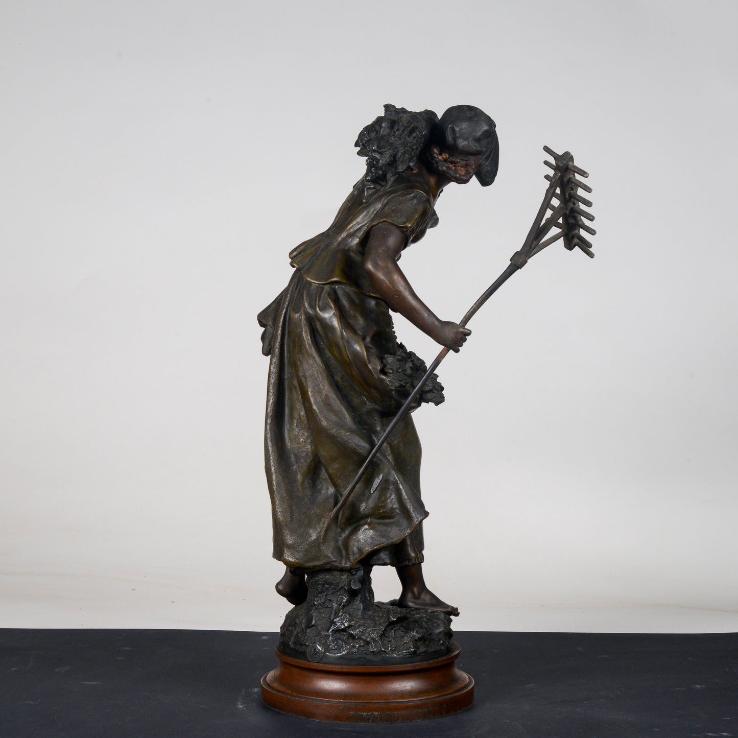 Scultura in metallo firmata Auguste Moreau Faneuse  la mietritrice