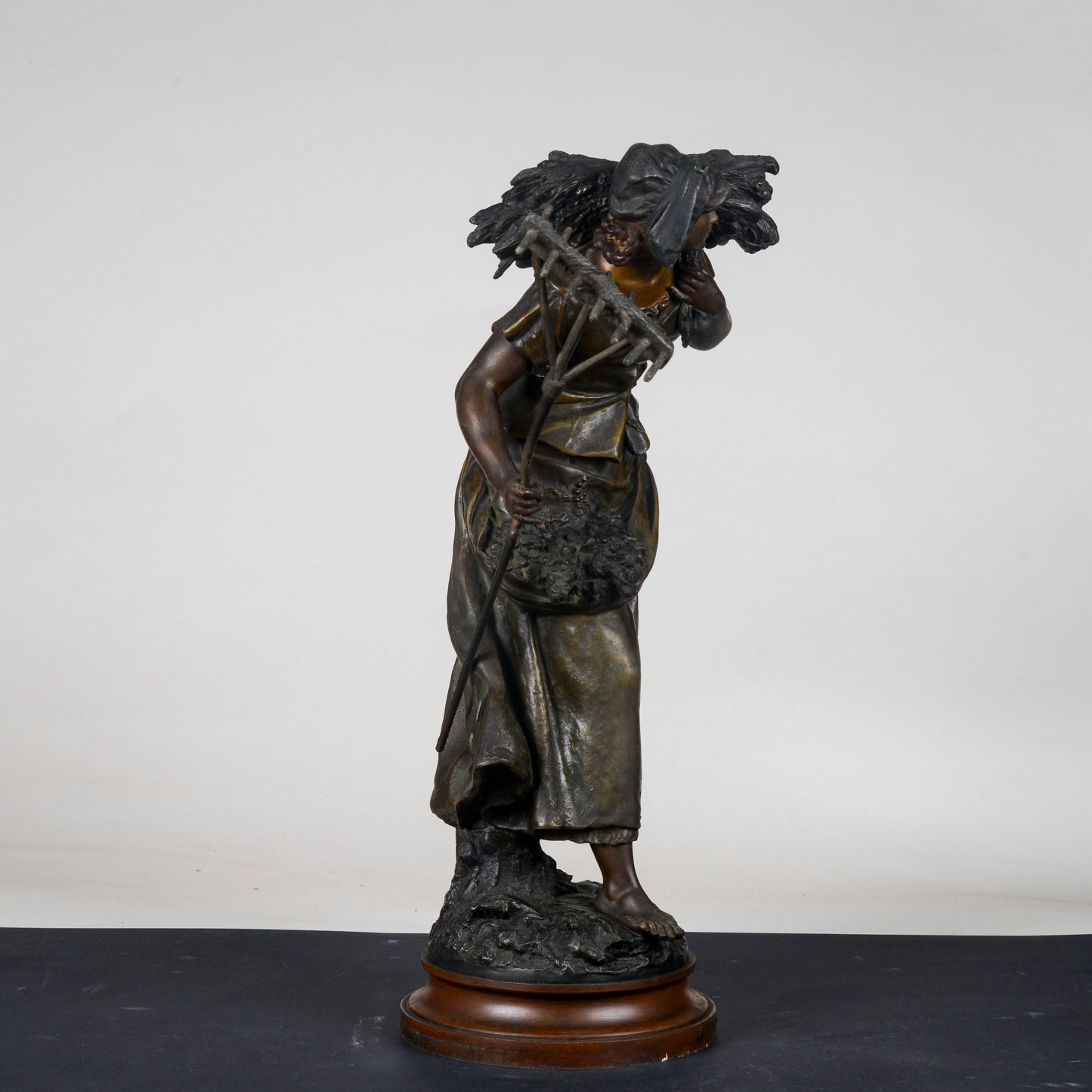 Scultura in metallo firmata Auguste Moreau Faneuse  la mietritrice