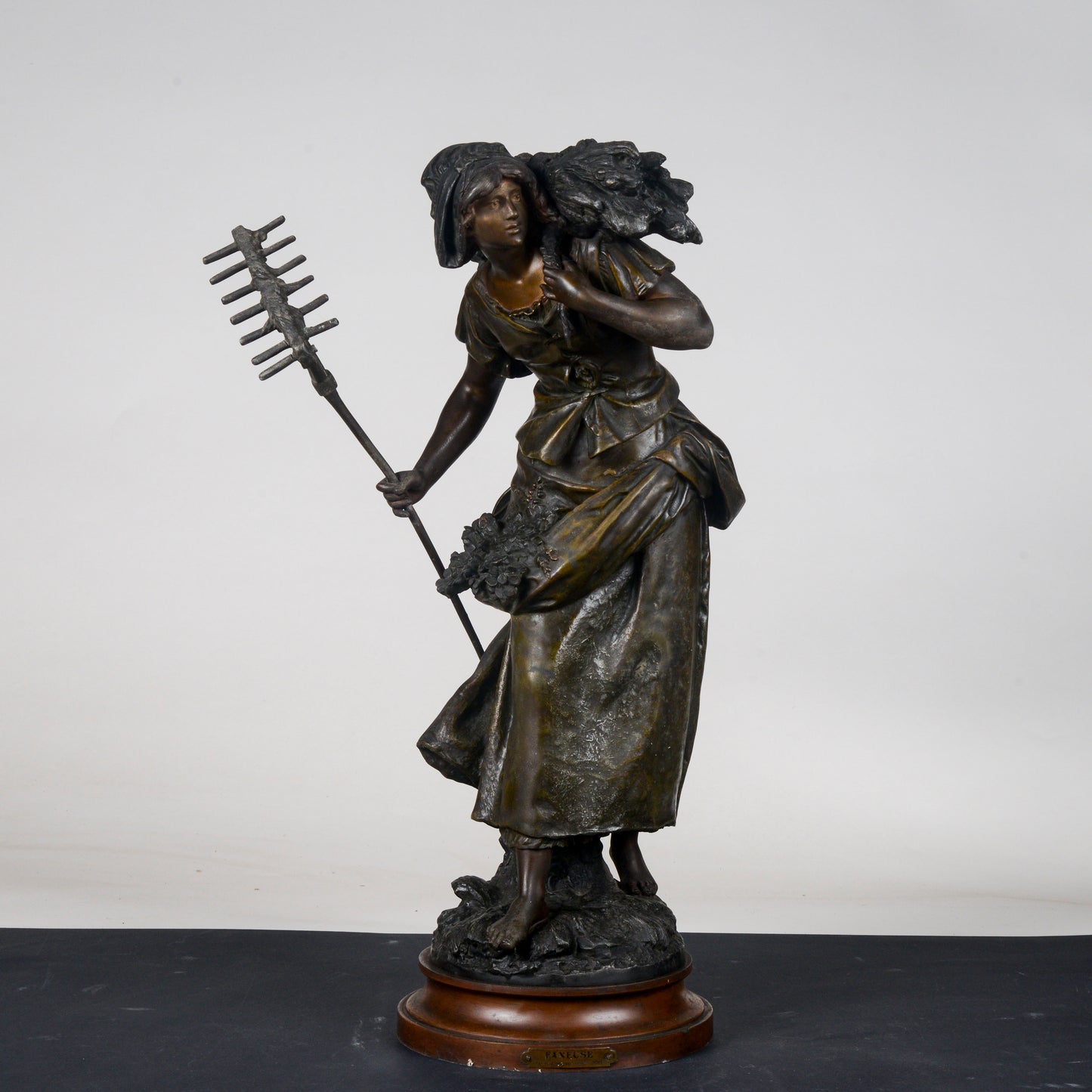 Scultura in metallo firmata Auguste Moreau Faneuse  la mietritrice