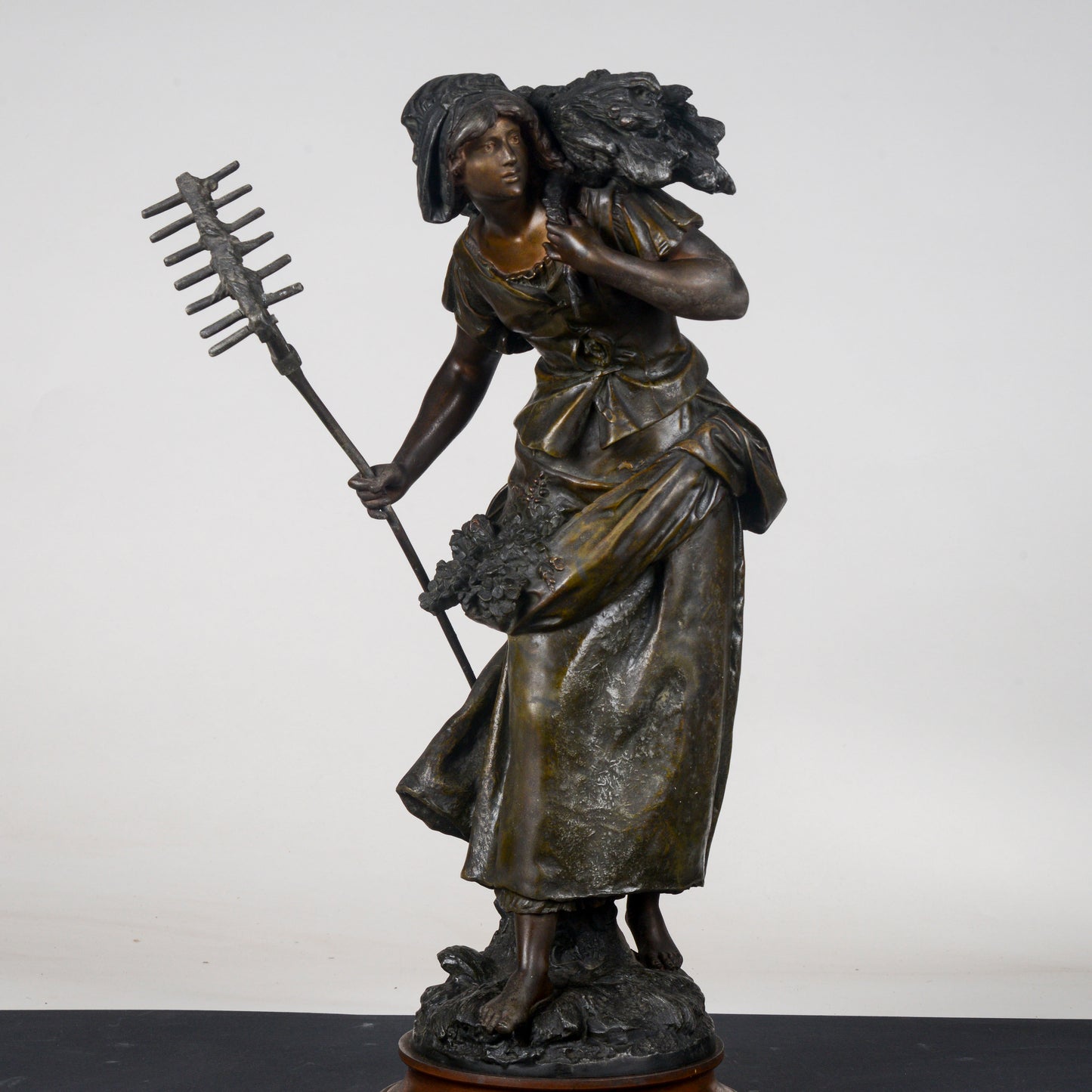 Scultura in metallo firmata Auguste Moreau Faneuse  la mietritrice