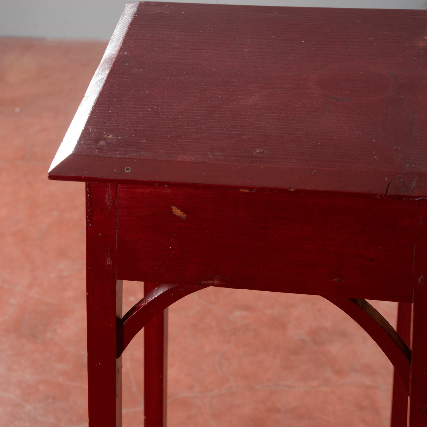 Trespolo liberty in legno verniciato rosso pompeiano