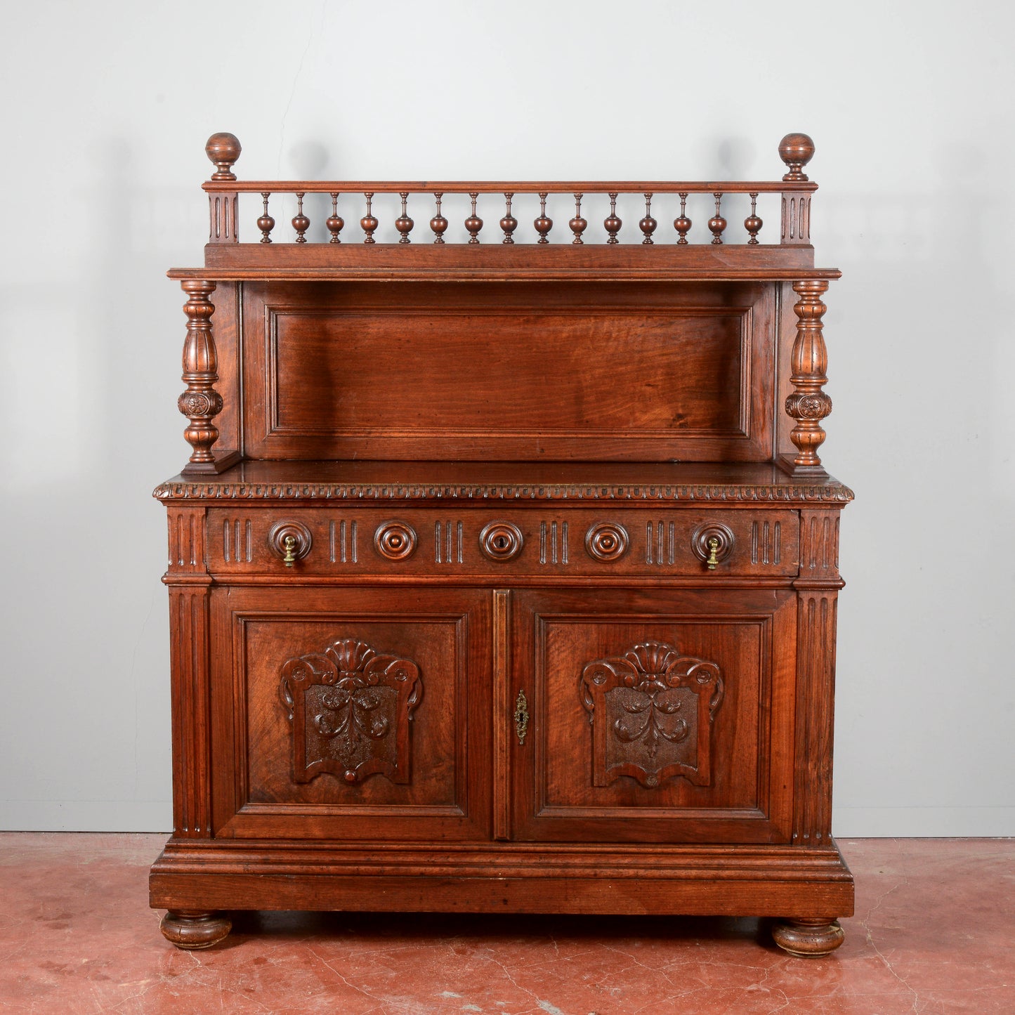 Credenza in noce intagliata con alzata piattaia periodo Umbertino