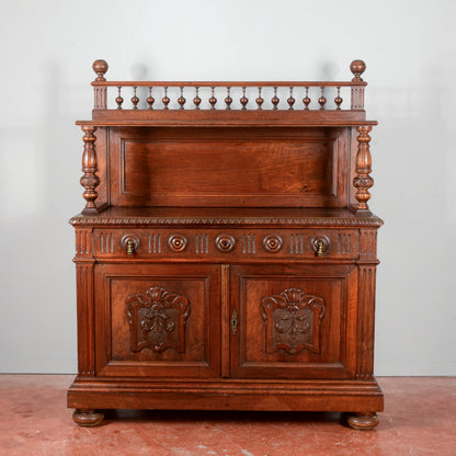 Credenza in noce intagliata con alzata piattaia periodo Umbertino