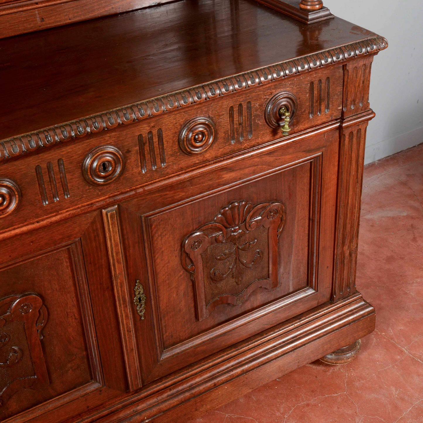 Credenza in noce intagliata con alzata piattaia periodo Umbertino