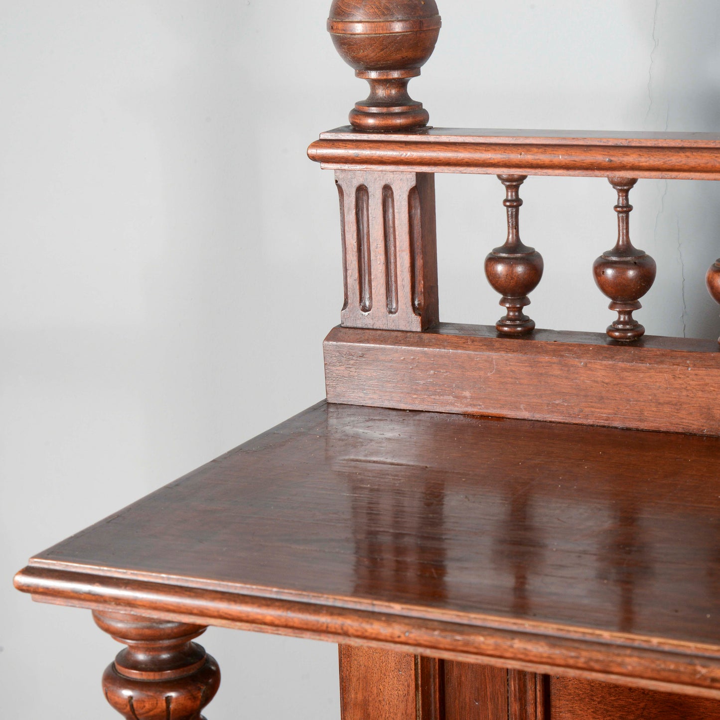Credenza in noce intagliata con alzata piattaia periodo Umbertino