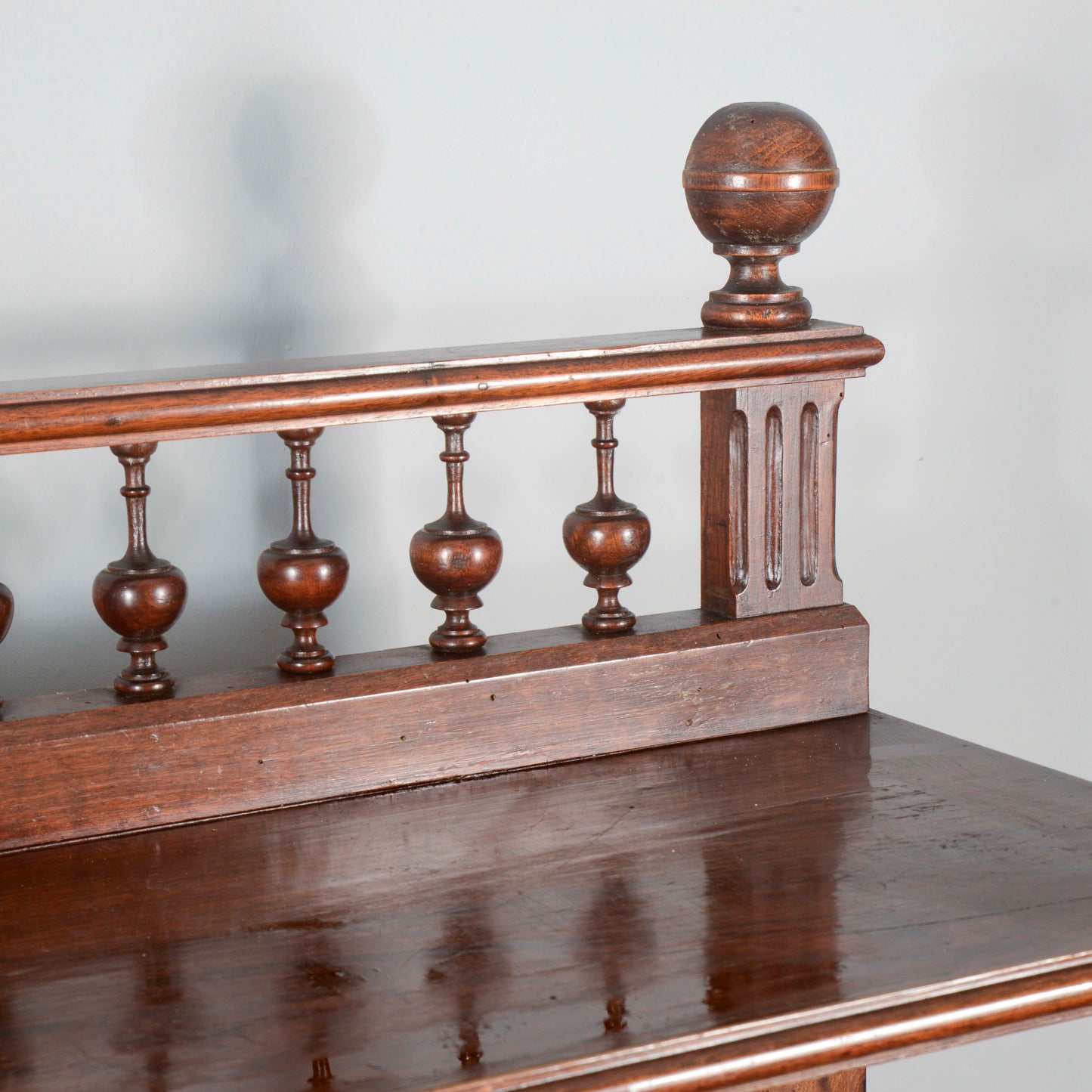 Credenza in noce intagliata con alzata piattaia periodo Umbertino
