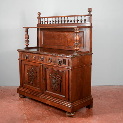 Credenza in noce intagliata con alzata piattaia periodo Umbertino