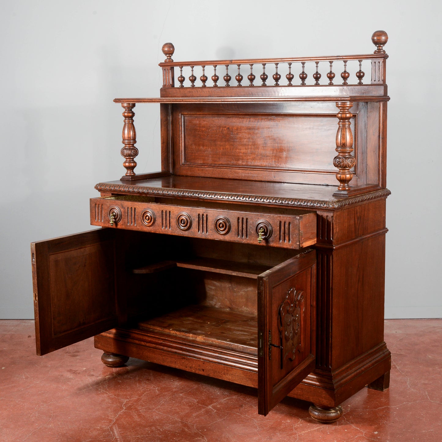 Credenza in noce intagliata con alzata piattaia periodo Umbertino