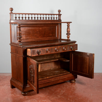Credenza in noce intagliata con alzata piattaia periodo Umbertino