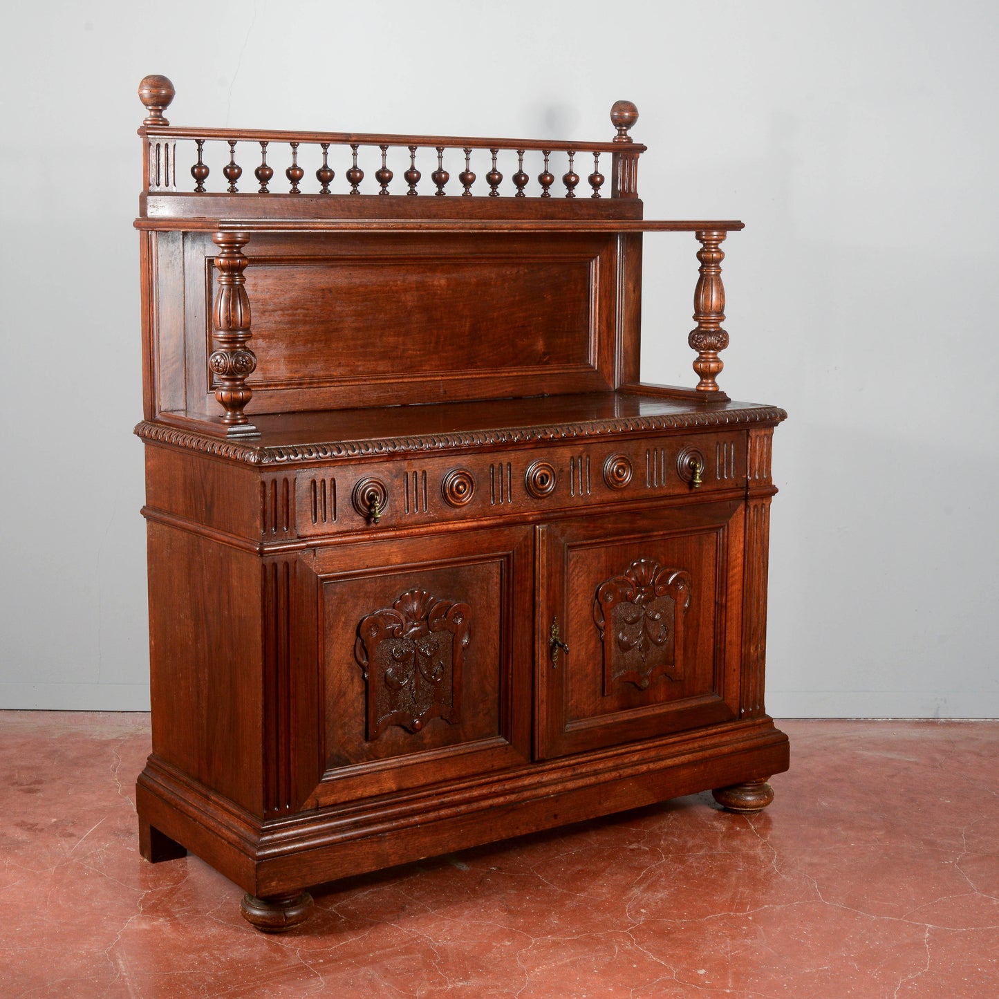 Credenza in noce intagliata con alzata piattaia periodo Umbertino