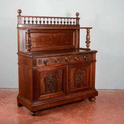 Credenza in noce intagliata con alzata piattaia periodo Umbertino