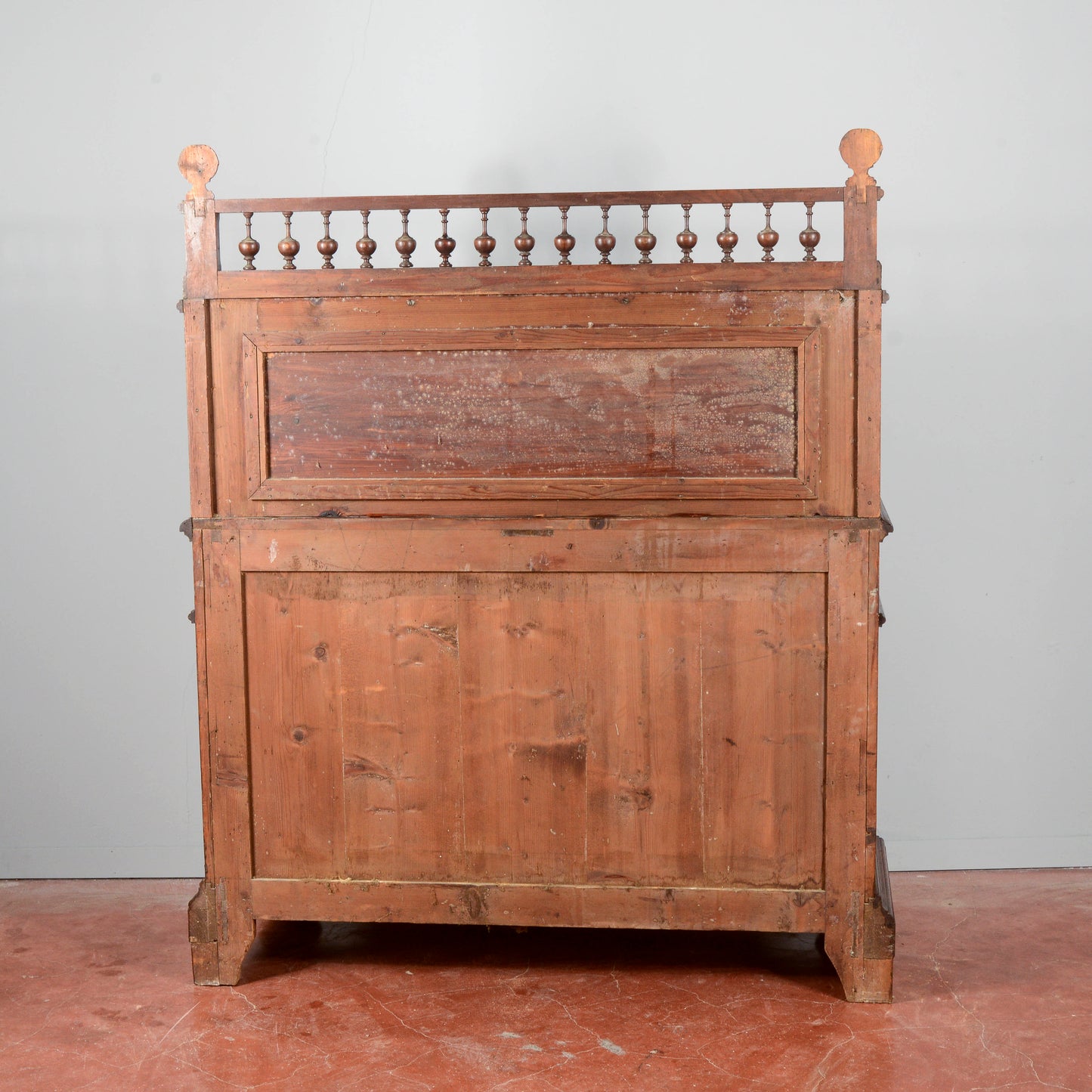 Credenza in noce intagliata con alzata piattaia periodo Umbertino