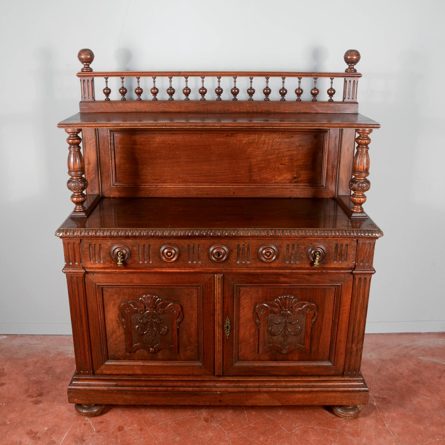 Credenza in noce intagliata con alzata piattaia periodo Umbertino