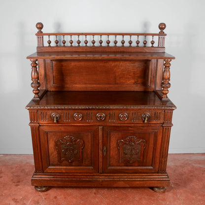 Credenza in noce intagliata con alzata piattaia periodo Umbertino