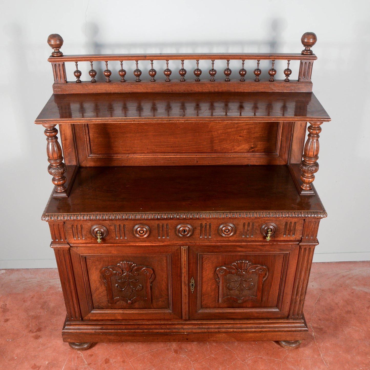 Credenza in noce intagliata con alzata piattaia periodo Umbertino