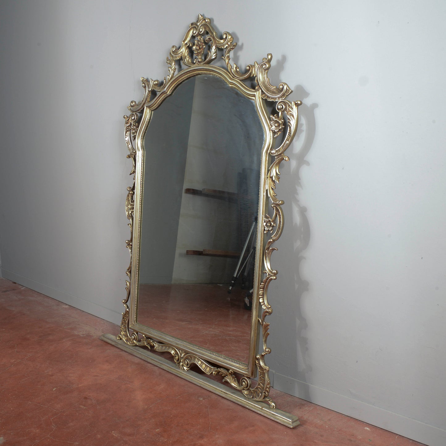 Specchiera di grandi dimensioni argentata intagliata  stile neoclassico Italia 1960