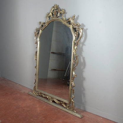 Specchiera di grandi dimensioni argentata intagliata  stile neoclassico Italia 1960