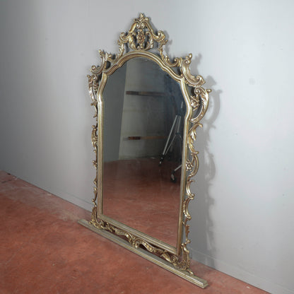 Specchiera di grandi dimensioni argentata intagliata  stile neoclassico Italia 1960