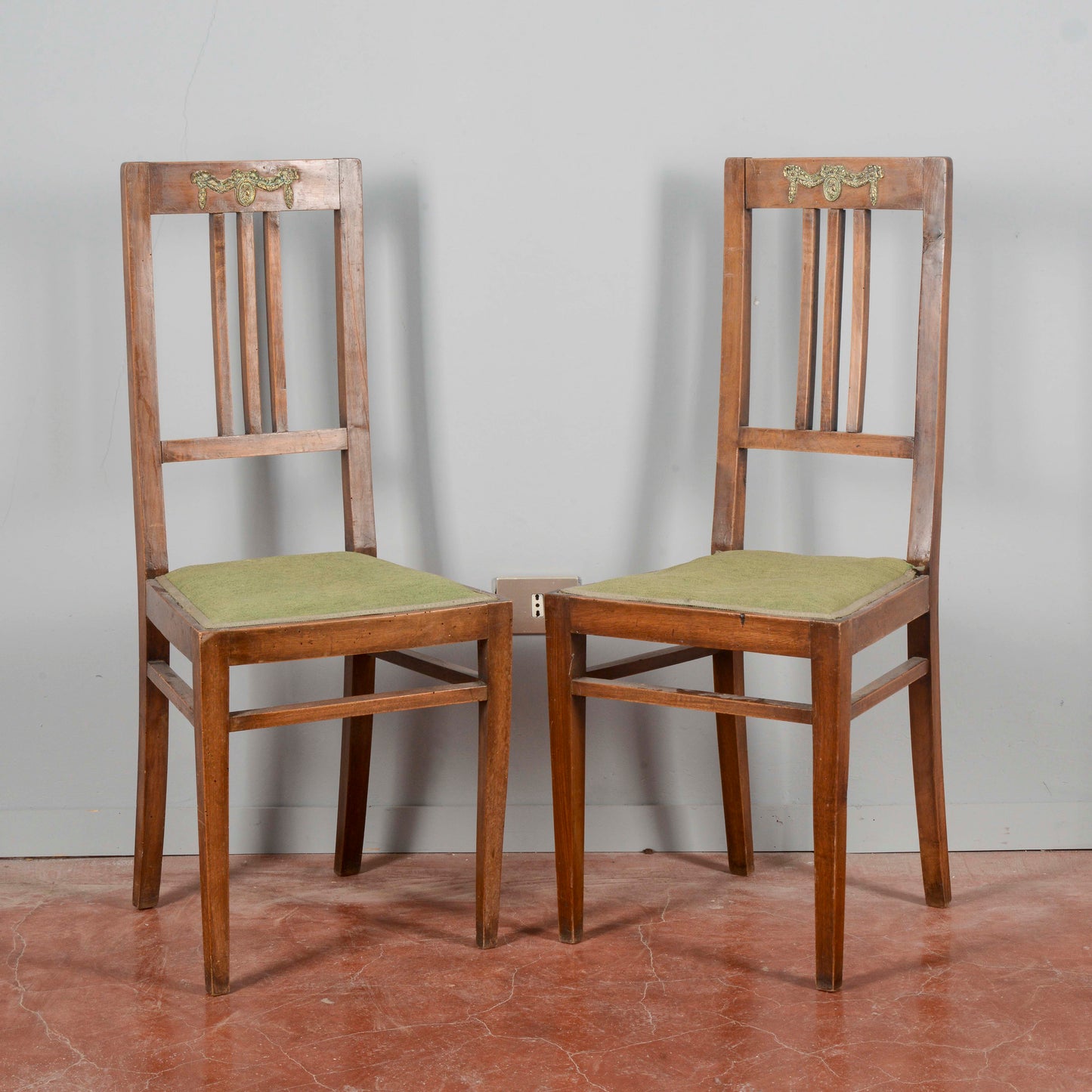 Coppia sedie liberty con placca in metallo