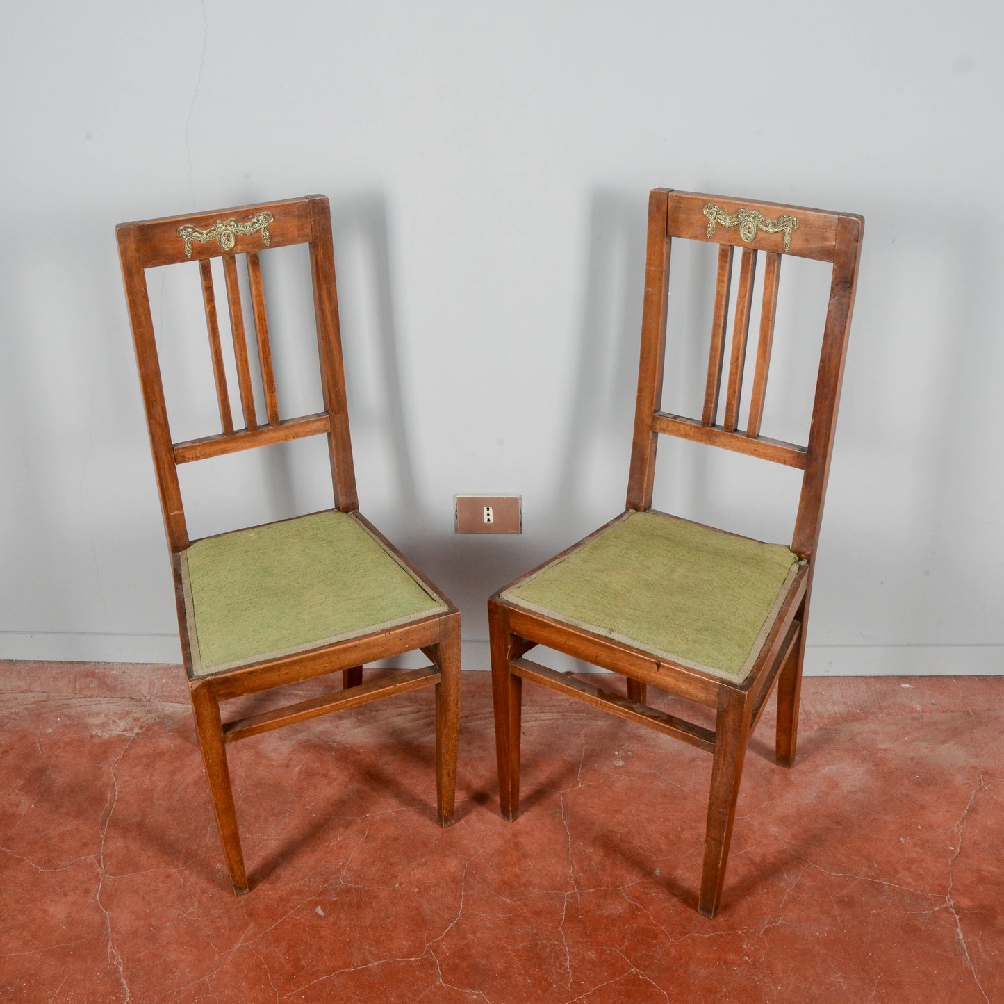 Coppia sedie liberty con placca in metallo