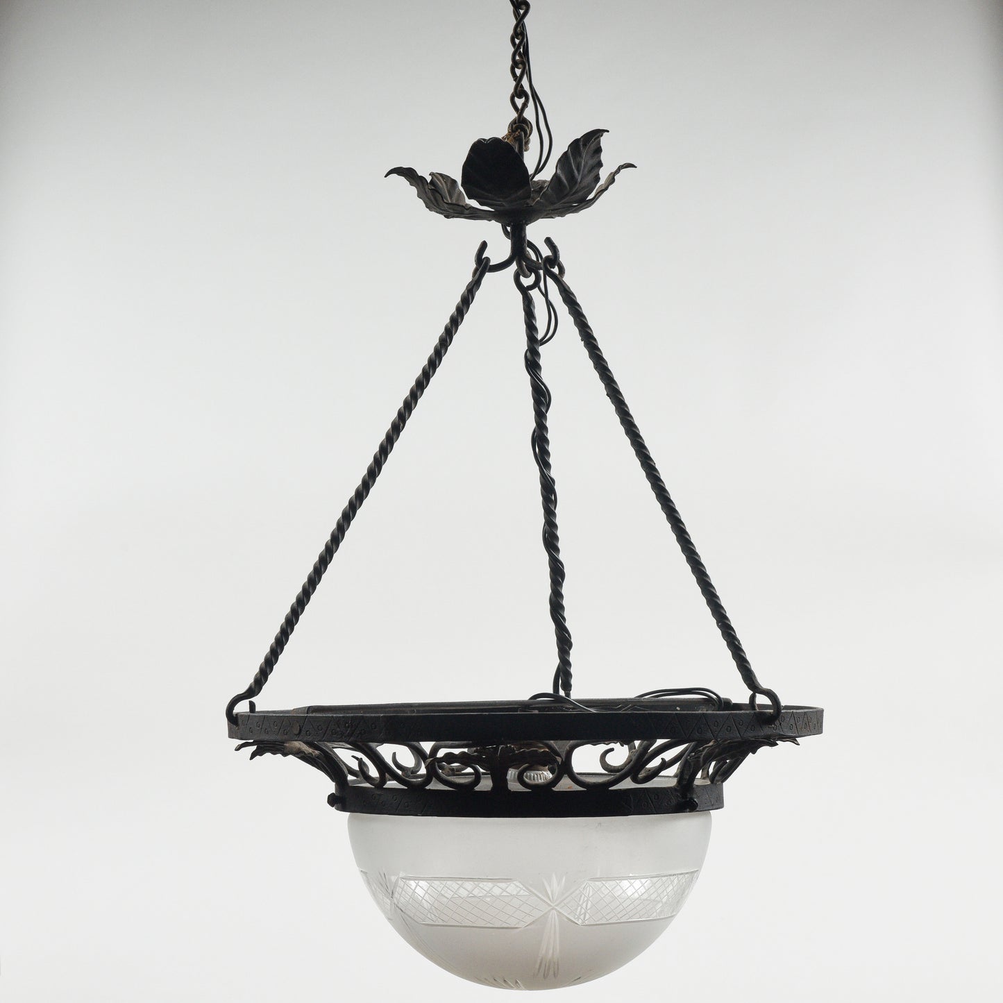 Lampadario in ferro con cappa in vetro stile Liberty