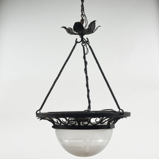 Lampadario in ferro con cappa in vetro stile Liberty
